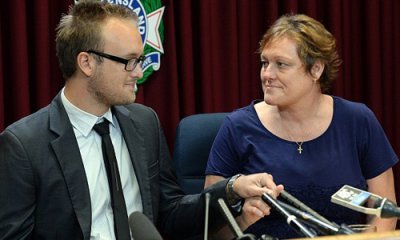 Bà Kaylene Mann (phải) nắm tay con trai của ông Rod Borrows trong một buổi họp báo ở Brisbane hồi tháng 3 sau khi chuyến bay số hiệu MH370 mất tích. Ảnh: AP 