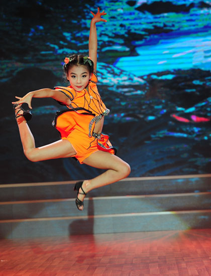 Bé Đinh Thùy Dương, 9 tuổi, từng dự thi VN's Got Talent 2012 cũng trổ tài tại 'Bước nhảy Hoàn vũ nhí'.