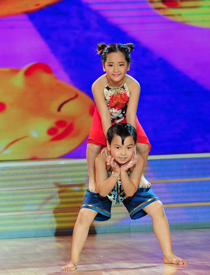 Bé Lê Ngọc Như Ý 6 tuổi và bạn nhảy Nguyễn Văn Đạt 7 tuổi kết hợp nhảy dance sport.