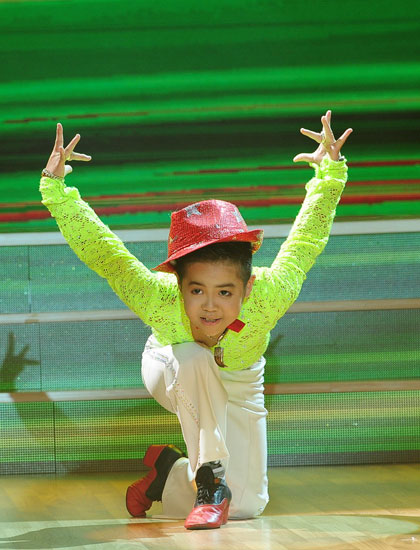 Cậu bé Quốc Triệu nhảy dancesport với phong thái rất tự tin. Tuy vậy, thí sinh nhí chỉ được đội giám khảo Đoan Trang - Phan Hiển chọn.