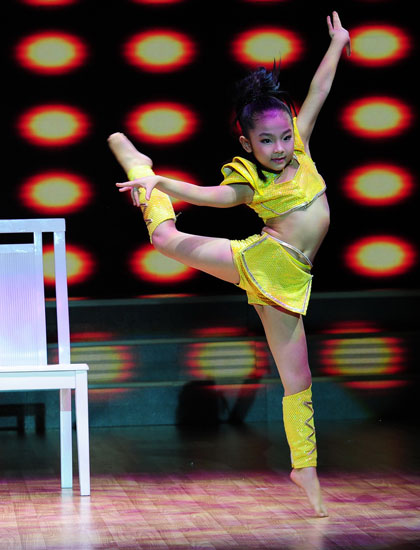 Cô bé Nguyễn Đặng Yến Nhi 7 tuổi khiến mọi người nín thở vì bài nhảy