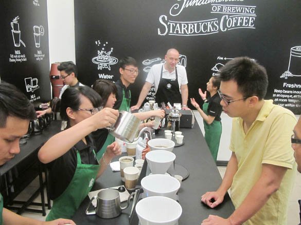 Starbucks Hà Thành hút dân sành cafe?
