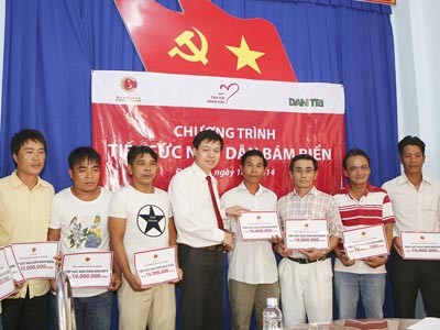 Nam Cường trao tặng 200 triệu đồng tới ngư dân Đà Nẵng, Quảng Ngãi