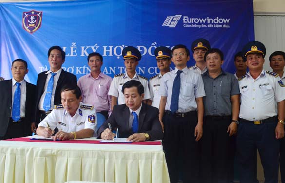 Eurowindow tài trợ kính an toàn cho tàu Cảnh sát biển
