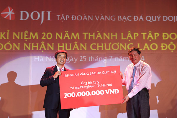 DOJI mừng 20 tuổi và đón nhận Huân chương Lao động