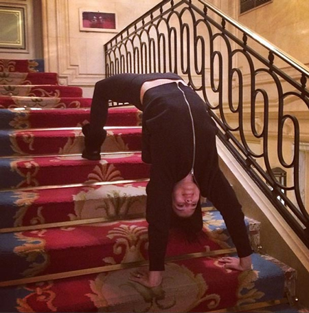 Hilari xuống cầu thang cũng không giống một người bình thường