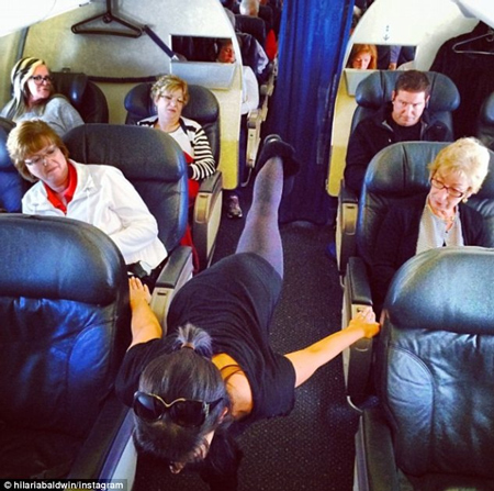Đôi khi sự tập luyện thái quá của Hilari, ngay cả trên máy bay khiến mọi người khó chịu.