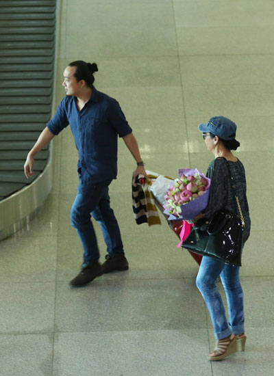 Đại diện ban tổ chức chương trình, ông Cao Trung Hiếu, đón vợ chồng nữ danh ca ngay tại sân bay.