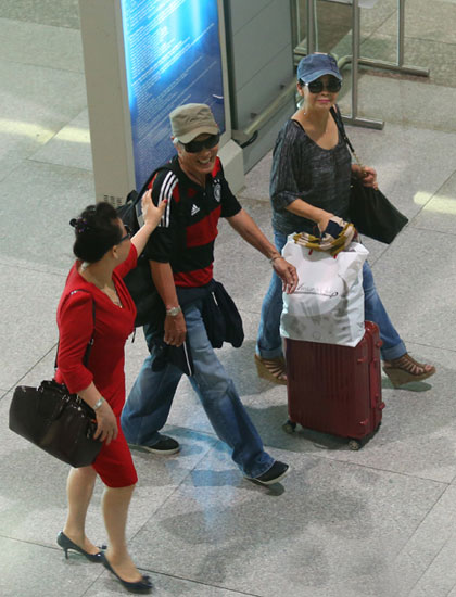 Trưa 28/7, ca sĩ Khánh Ly và chồng cùng các bạn bè đáp chuyến bay xuống Tân Sơn Nhất, TP HCM. Đây là lần trở về