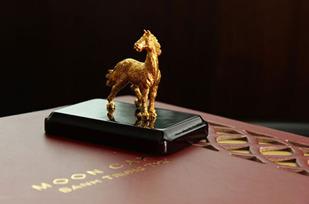 Hộp bánh trung thu hình ngựa có giá gần 6 triệu đồng.
