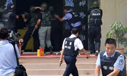 Cảnh sát Trung Quốc trong một cuộc đụng độ với những kẻ nổi loạn tại đồn ở Tân Cương năm 2011. Ảnh minh họa: AP.
