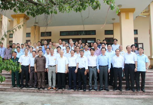 ổng Bí thư Nguyễn Phú Trọng chụp ảnh lưu niệm cùng lãnh đạo tỉnh, huyện Bình Lục và bà con Vũ Bản, Hà Nam