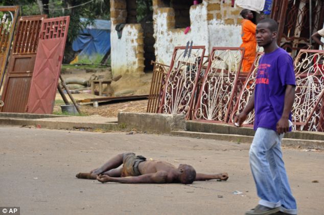 thi thể nạn nhân ebola bị ném ngoài đường