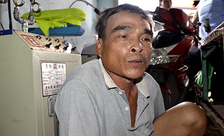 Ông Lê Văn Đát đang nóng lòng mong con trai mình thả con tin ra ngoài
