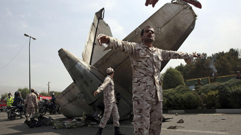 Máy bay chở khách rơi tại Iran, hàng chục người thiệt mạng