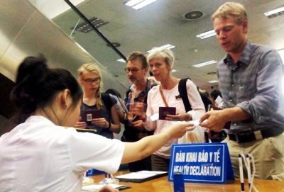 Kiểm tra các thủ tục khai báo y tế đối với các du khách đến từ vùng dịch tại cửa khẩu quốc tế Nội Bài
