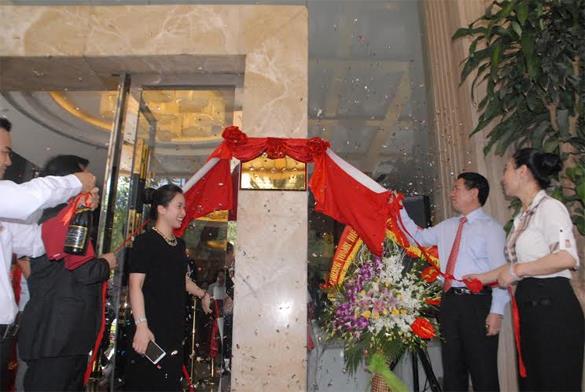 Lễ gắn biển 5 sao cho Khách sạn Mường Thanh Sông Lam