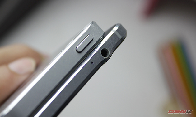 Hai chiếc iPhone 5s và Galaxy Alpha đều đã có những vết xước trên khung nhôm.