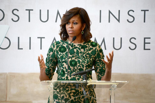 Michelle Obama toát lên vẻ sang trọng trong chiếc đầm họa tiết rừng xanh của Naeem Khan.