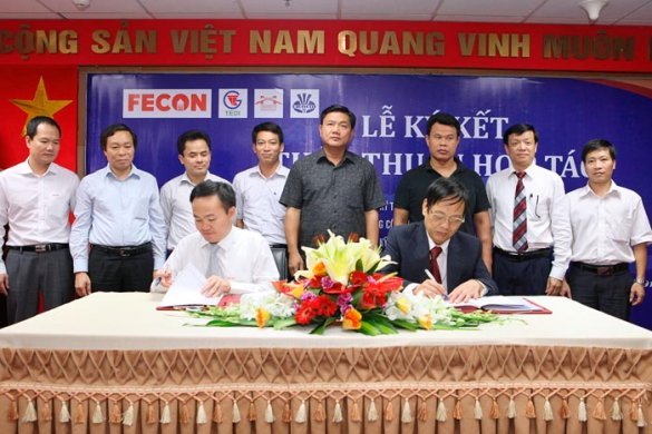 Ông Phạm Việt Khoa đại diện cho FECON cùng TS.Đỗ Ngọc Viện - Hiệu trưởng trường Đại học Công nghệ GTVT ký kết thỏa thuận hợp tác