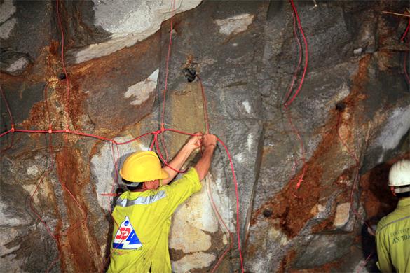 Nhóm công nhân Công ty cổ phần Sông Đà 10 – Nhà thầu khoan hầm Cổ Mã đang chuẩn bị nổ mìn