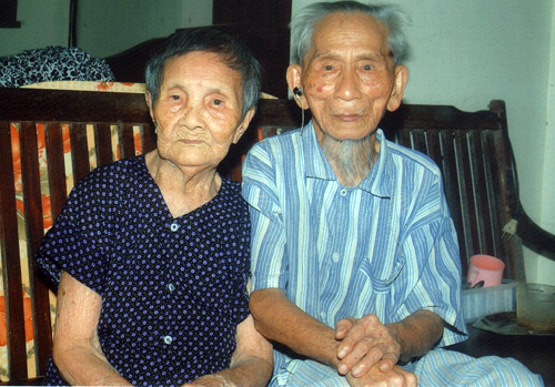 Cặp vợ chồng cao tuổi nhất Việt Nam vừa được xác lập kỷ lục châu Á. Ảnh: B.T.C