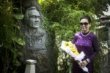 Ca sỹ Khánh Ly đến viếng mộ Trịnh Công Sơn