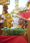 Xem nghi thức Tắm Phật sơ sinh ở Đại lễ Phật đản 2014