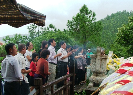 Hàng vạn người đội mưa đến viếng mộ Đại tướng dịp Tết độc lập