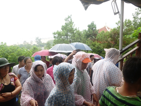 Hàng vạn người đến viếng mộ Đại tướng dưới cơn mưa tầm tã