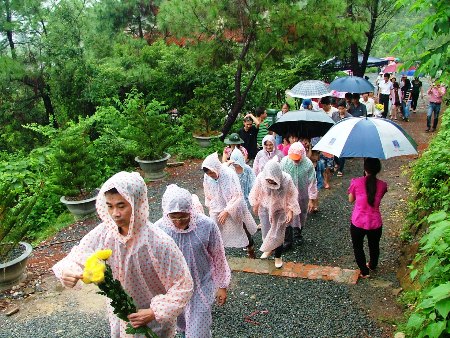 Dòng người đội mưa nườm nườm đến viếng mộ Đại tướng Võ Nguyên Giáp