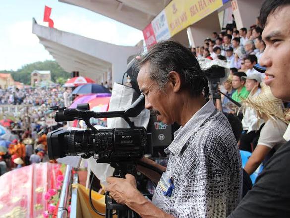 Ông Phong, một người dân Đồ Sơn hàng chục năm đi quay phim lễ hội