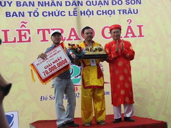 Trao giải vô địch cho chủ trâu số 26, với phần thưởng 70.000.000 đồng