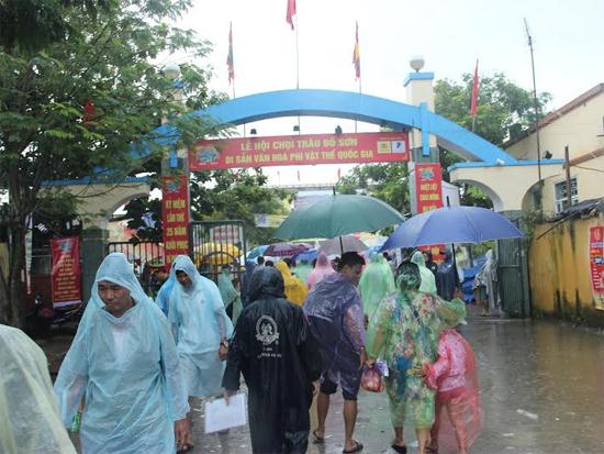Khán giả đội mưa đi xem Lễ hội chọi trâu Đồ Sơn