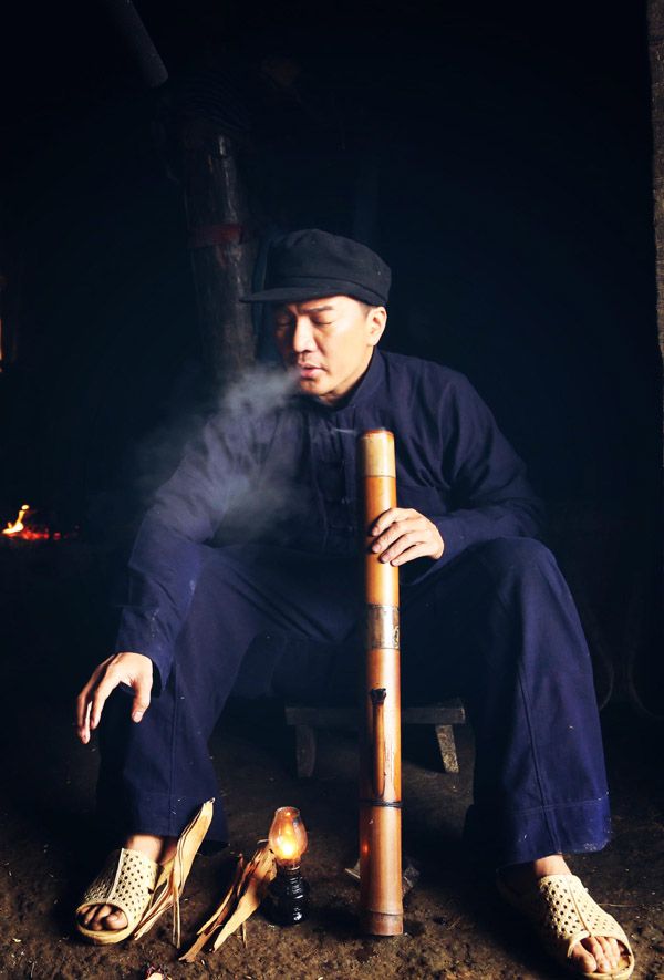 Đàm Vĩnh Hưng đi dép tổ ong hút thuốc lào