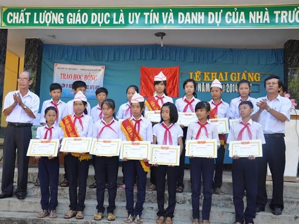Báo Đầu tư trao học bổng cho học sinh giỏi Quảng Nam