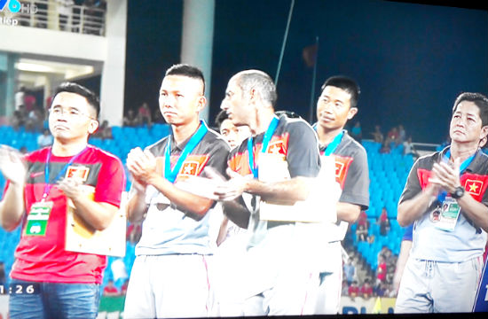 Xúc động hình ảnh thầy trò U19 Việt Nam chúc mừng đối thủ