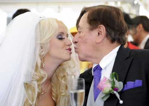 Người mẫu Playboy 24 tuổi kết hôn với tỷ phú 81 tuổi