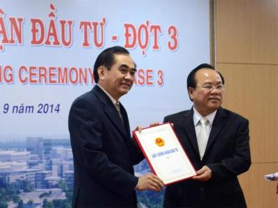 Ông Lê Thanh Cung, Chủ tịch UBND tỉnh Bình Dương trao giấy chứng nhận đầu tư cho nhà đầu tư ngày 16/9