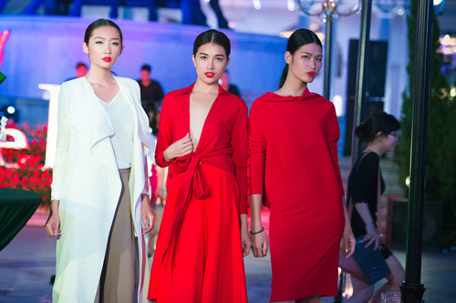 Lệ Hằng (giữa) mới đây vừa tham gia chương trình Đẹp Fashion Runway 3 tại Hà Nội vào tối 13/9.