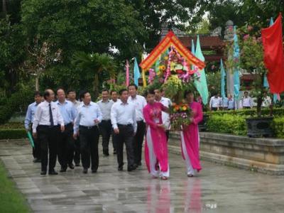 dâng hương, hoa tại khu tưởng niệm Chủ Tịch Hồ Chí Minh