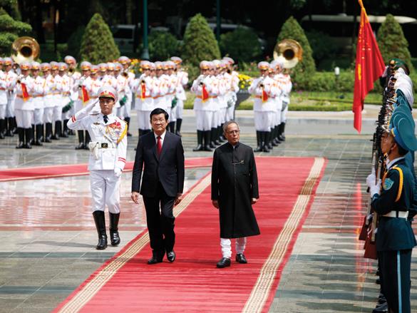 Chủ tịch nước Trương Tấn Sang và Tổng thống Ấn Độ Pranab Mukherjee duyệt đội danh dự    