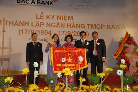Ban lãnh đạo Bắc Á Bank đón nhận cờ thi đua của Chính phủ