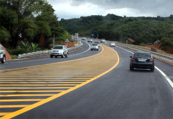 Nội bài - Lào Cai: Đoạn từ Yên Bái –Lào Cai được xây dựng cao tốc 2 làn xe, 2 làn dừng khẩn cấp 