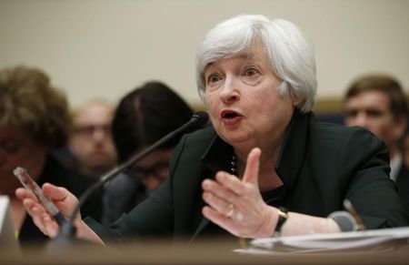 Fed tiếp tục giữ lãi suất cơ bản ở mức thấp