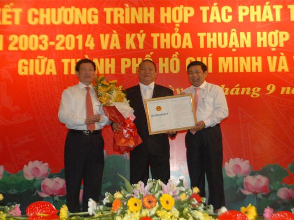 trao giấy phép đầu tư Dự án Nhà máy sản xuất Tôn Hoa Sen tại Nghệ An cho Tập đoàn Tôn Hoa Sen