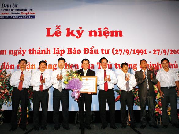 Tập thể lãnh đạo Báo Đầu tư đón nhận Bằng khen của Thủ tướng Chính phủ (tháng 9/2009)