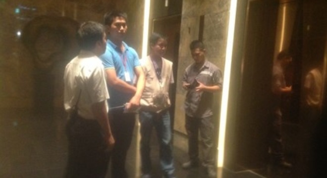 Thang máy Lotte Center rơi tự do từ tầng 63 xuống tầng 35, khách bị 'giam' gần 1 giờ