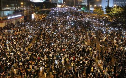 Hong Kong: Biểu tình bằng ca hát, bật sáng điện thoại