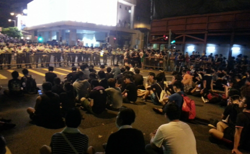 gười biểu tình Hong Kong ngồi để bày tỏ sự phản đối